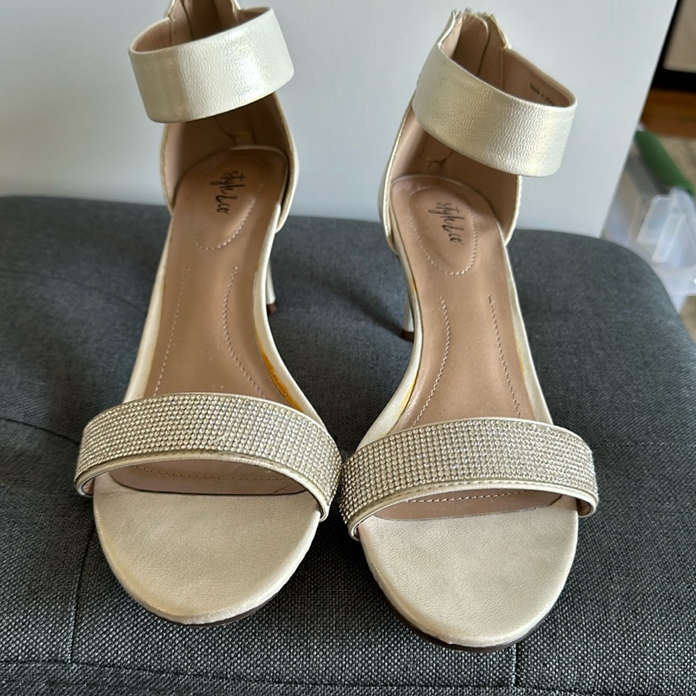 NEW SILVER PEARL PHILLYS EVENING SANDALS HEEL 2 3/4" SIZE 9.5